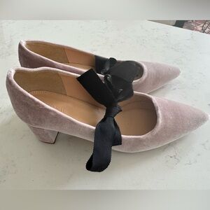 JCrew Vintage Avery Quartz Pink Velvet Pumps with Black Bow Tie Size 6.5